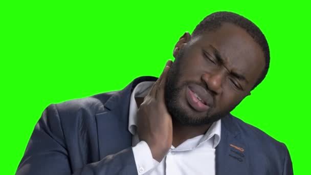 Afro americano uomo affetto da dolore al collo . — Video Stock