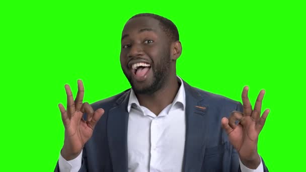 Hombre mostrando diferentes gestos en la pantalla verde . — Vídeo de stock