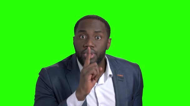 Afro-american businessman showing silence gesture. — Stock Video