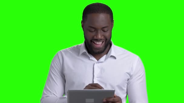Χαρούμενα Αφροαμερικανός άντρας χρησιμοποιώντας υπολογιστή tablet. — Αρχείο Βίντεο