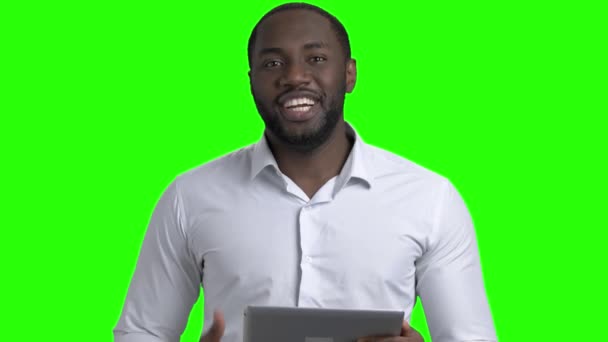 Afro-Amerikaanse business trainer op groen scherm. — Stockvideo