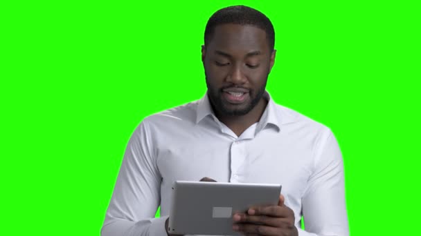 Homme d'affaires à la peau foncée utilisant une tablette numérique . — Video