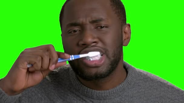 Dunkelhäutiger Mann beim Zähneputzen. — Stockvideo