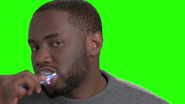 African american man die zijn tanden poetsen. — Stockvideo