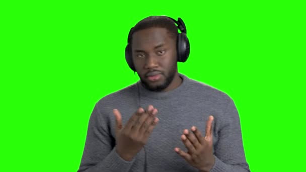 Afro american guy is dancing on green screen. — Stock Video