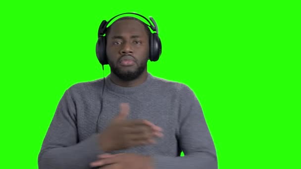 Fröhlicher afroamerikanischer Typ mit Kopfhörern. — Stockvideo