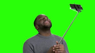 Afrika kökenli Amerikalı adam monopod kullanarak.