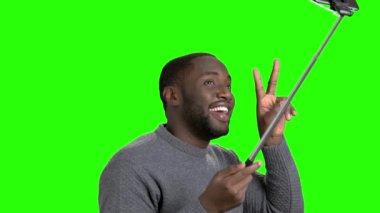 Barış ve alma selfie gösteren adam.