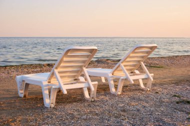 İki yarım dönüş şezlong şezlong kum üzerinde kapatın.