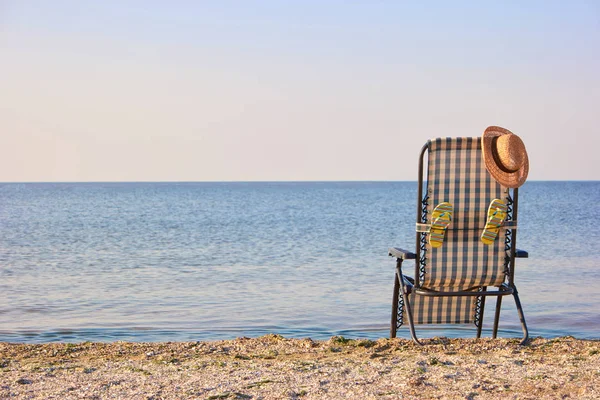 Silla de cubierta en la playa con accesorios . — Foto de Stock