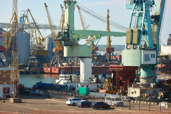 Sea port konstrukcje metalowe dla transportu. — Zdjęcie stockowe