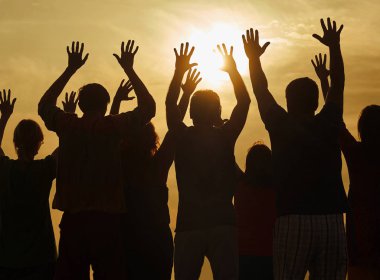 İnsanlar siluet günbatımı gökyüzü üzerinde.