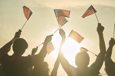 Vatansever Amerikan halkı üzerinde parlayan güneş.
