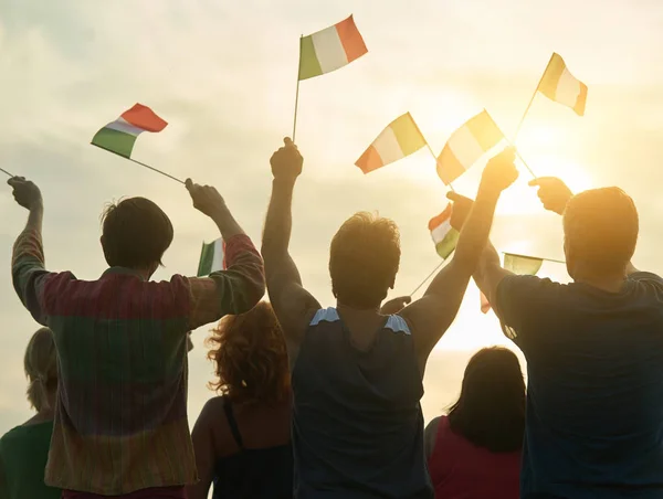Achteraanzicht, silhouet van Italiaanse mensen met vlaggen. — Stockfoto