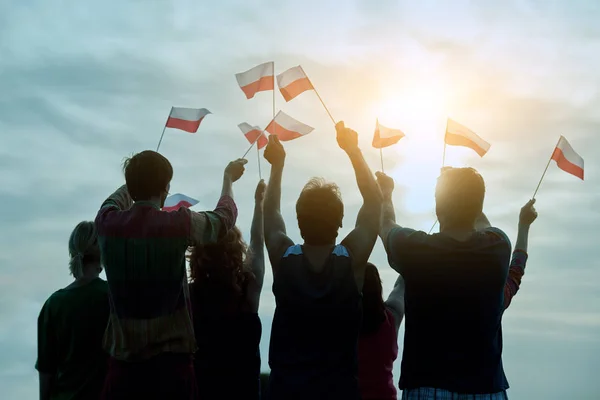 Polônia pessoas patrióticas com pequenas bandeiras, visão traseira . — Fotografia de Stock
