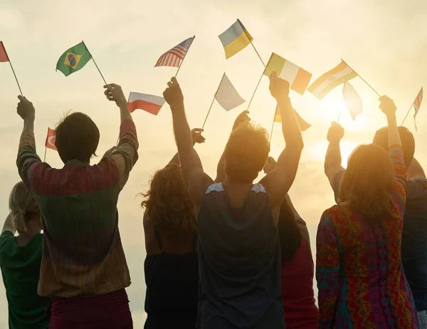 Bir grup insan farklı bayrakları holding. — Stok fotoğraf