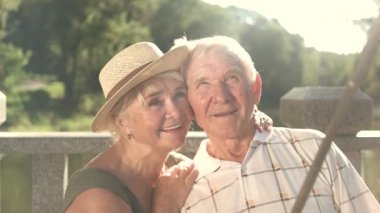 Yaşlı çift alarak romantik fotoğraf.