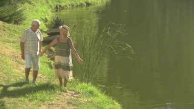 Üst düzey çift doğa su yakınında.