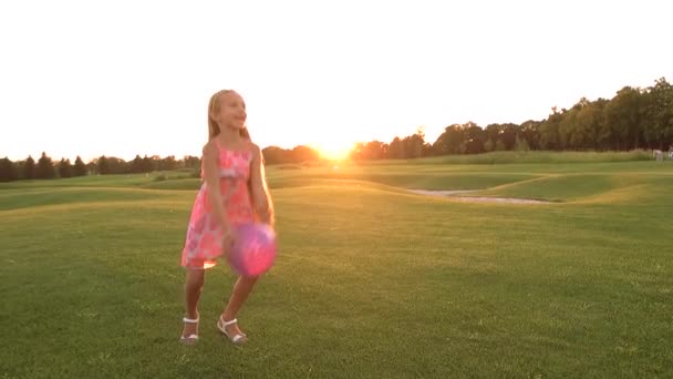 Felice bambino lanciando palla sul prato verde . — Video Stock