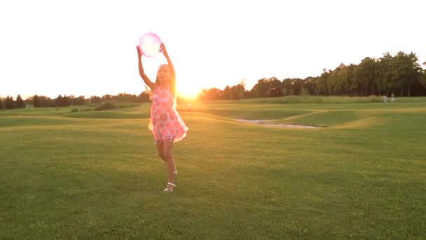 Chica divirtiéndose con la pelota al aire libre . — Vídeos de Stock