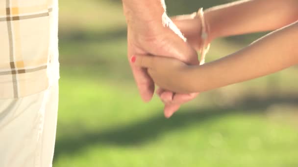 Nieta jugando con mano de abuelo . — Vídeo de stock