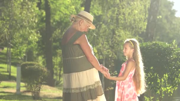 Menina com sua avó ao ar livre . — Vídeo de Stock
