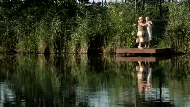 Senior paar dansen in de buurt van water. — Stockvideo