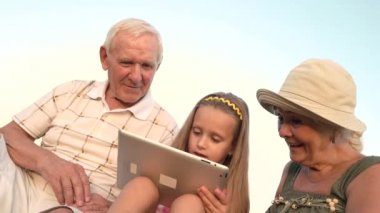 Pc tablet ve sürpriz Büyükanne torunu.