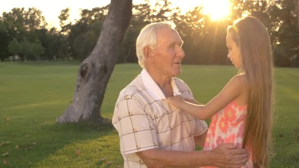 Farfar prata med barnbarn utomhus. — Stockvideo