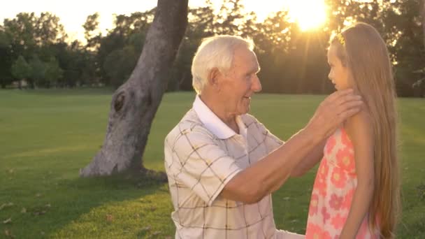 Abuelo y nieta al aire libre . — Vídeo de stock