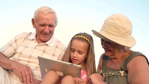 Niña con personas mayores usando pc tableta . — Vídeos de Stock