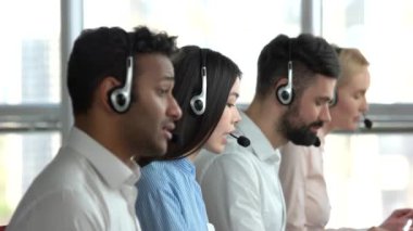 Çalışma ve gülümseyen Genç Asyalı kadın.