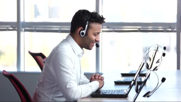 Aangename call center werknemer, beantwoorden op vragen. — Stockvideo