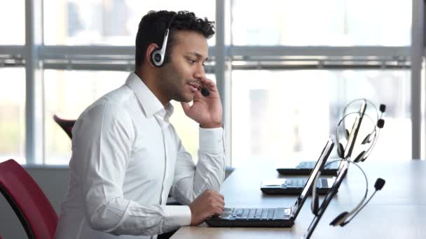 Hombre de negocios americano hablando con el cliente en línea . — Vídeos de Stock