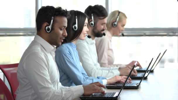 Lavoratori dei call center che lavorano in linea . — Video Stock