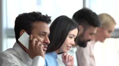 Hintli işadamı bitiş telefon görüşmesi.