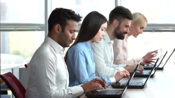 Umtriebige Menschen im Büro. — Stockvideo