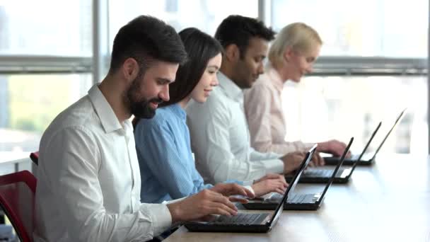 Equipe de programadores inteligentes, vista lateral . — Vídeo de Stock