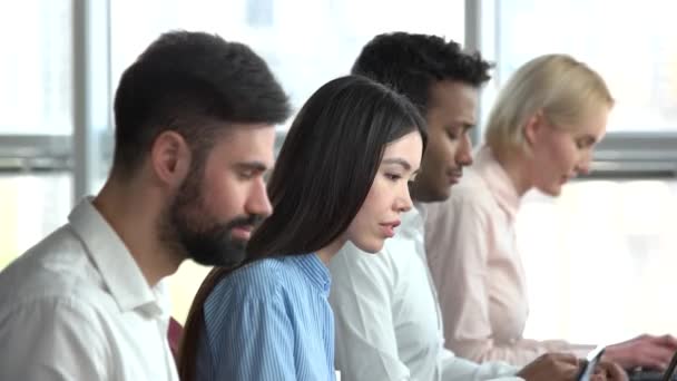 Inteligente ásia menina trabalho no um equipe . — Vídeo de Stock