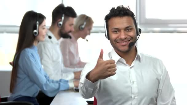 Duimschroef Opwaarts Gebaren Door Indiase Call Center Medewerker Twee Gebaren — Stockvideo