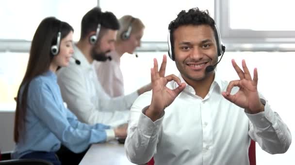 Indisk man i office visar Ok gester av två händer. — Stockvideo