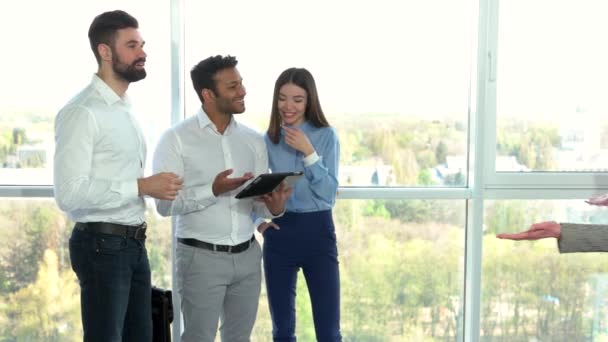 Senhora cumprimentando parceiros de negócios de sucesso . — Vídeo de Stock