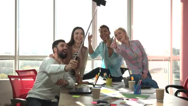 Spolupracovníků s foto usind selfie stick a hrát opice.