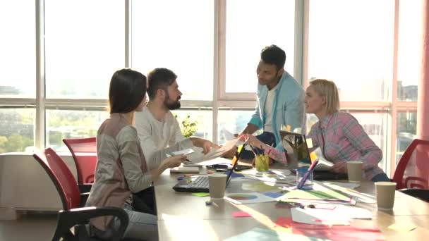 Ambiente creativo en la oficina . — Vídeo de stock