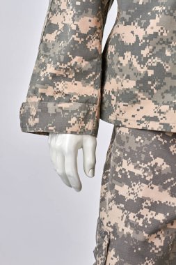 Doğru mankenler el askeri üniformalı.