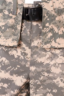 Siyah kuşak ve kamuflaj.