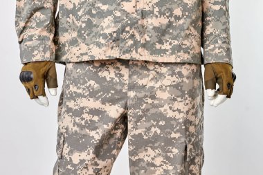 Parmaksız eldiven ile askeri asker kıyafeti.