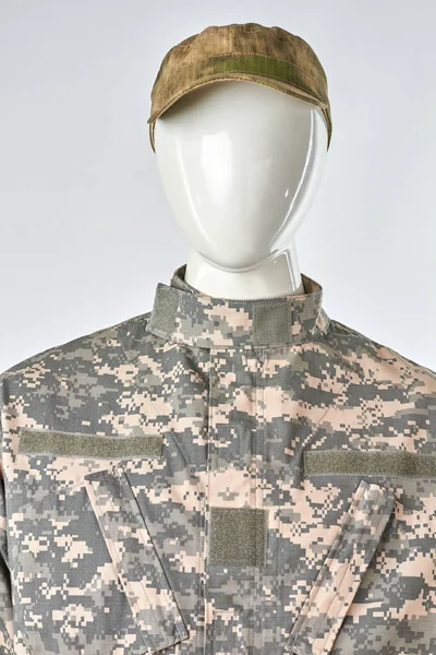 Μανεκέν με στρατιωτική στολή με καπάκι, μπροστινή όψη. — Φωτογραφία Αρχείου