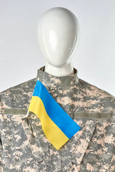 Porträtt av skyltdocka i militär uniform med ukrainska flaggan. — Stockfoto