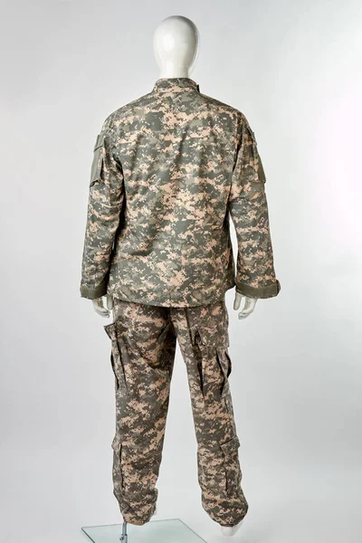 Ολόσωμο μανεκέν σε στρατιωτική στολή, πίσω προβολή. — Φωτογραφία Αρχείου